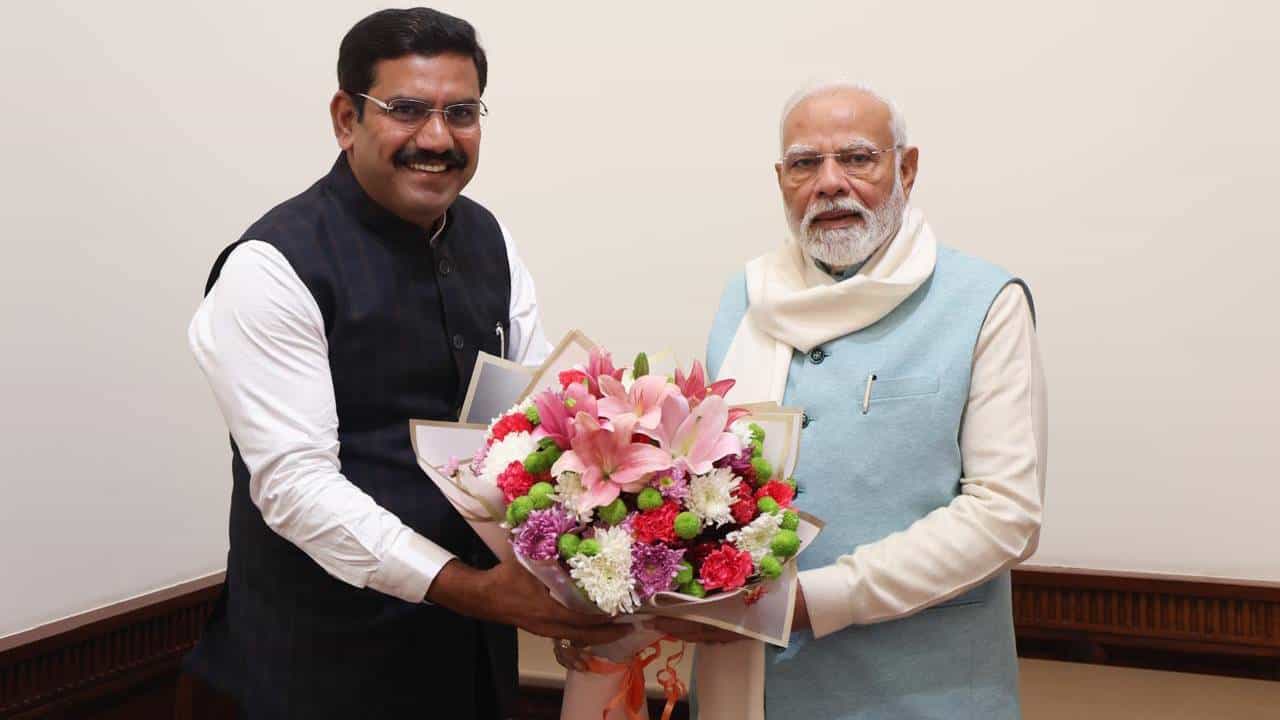 ದಿಢೀರ್ ಮೋದಿ ಭೇಟಿಯಾದ ವಿಜಯೇಂದ್ರ: ವಿರೋಧಿಗಳಿಗೆ ಕೊಟ್ಟ ಸಂದೇಶವೇನು? ದಿಢೀರ್ ಮೋದಿ ಭೇಟಿಯಾದ ವಿಜಯೇಂದ್ರ: ವಿರೋಧಿಗಳಿಗೆ ಕೊಟ್ಟ ಸಂದೇಶವೇನು?