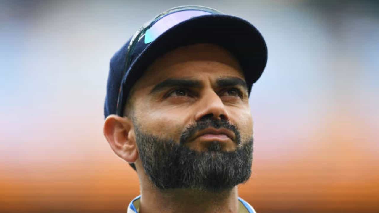 ಮೆಲ್ಬೋರ್ನ್ನಲ್ಲಿ ನಡೆದ ಆಸ್ಟ್ರೇಲಿಯಾ ವಿರುದ್ಧದ 4ನೇ ಟೆಸ್ಟ್ ಪಂದ್ಯದ ಮೊದಲ ದಿನದಾಟದಲ್ಲಿ ಆಕ್ರಮಣಕಾರಿ ವರ್ತನೆ ತೋರಿದ್ದಕ್ಕಾಗಿ ಅಂತಾರಾಷ್ಟ್ರೀಯ ಕ್ರಿಕೆಟ್ ಮಂಡಳಿ (ಐಸಿಸಿ) ವಿರಾಟ್ ಕೊಹ್ಲಿಗೆ ದಂಡ ವಿಧಿಸಿದೆ. ಈ ದಂಡದೊಂದಿಗೆ ಒಂದು ಡಿಮೆರಿಟ್ ಅಂಕಗಳನ್ನು ನೀಡಲಾಗಿದೆ.