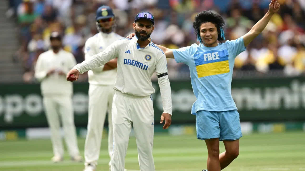 IND vs AUS: ಭದ್ರತಾ ಲೋಪ; ಕೊಹ್ಲಿಯ ಭುಜದ ಮೇಲೆ ಕೈಯಿಟ್ಟು ಡ್ಯಾನ್ಸ್ ಮಾಡಿದ ಅಭಿಮಾನಿ; ವಿಡಿಯೋ ವೈರಲ್ IND vs AUS: ಭದ್ರತಾ ಲೋಪ; ಕೊಹ್ಲಿಯ ಭುಜದ ಮೇಲೆ ಕೈಯಿಟ್ಟು ಡ್ಯಾನ್ಸ್ ಮಾಡಿದ ಅಭಿಮಾನಿ; ವಿಡಿಯೋ ವೈರಲ್
