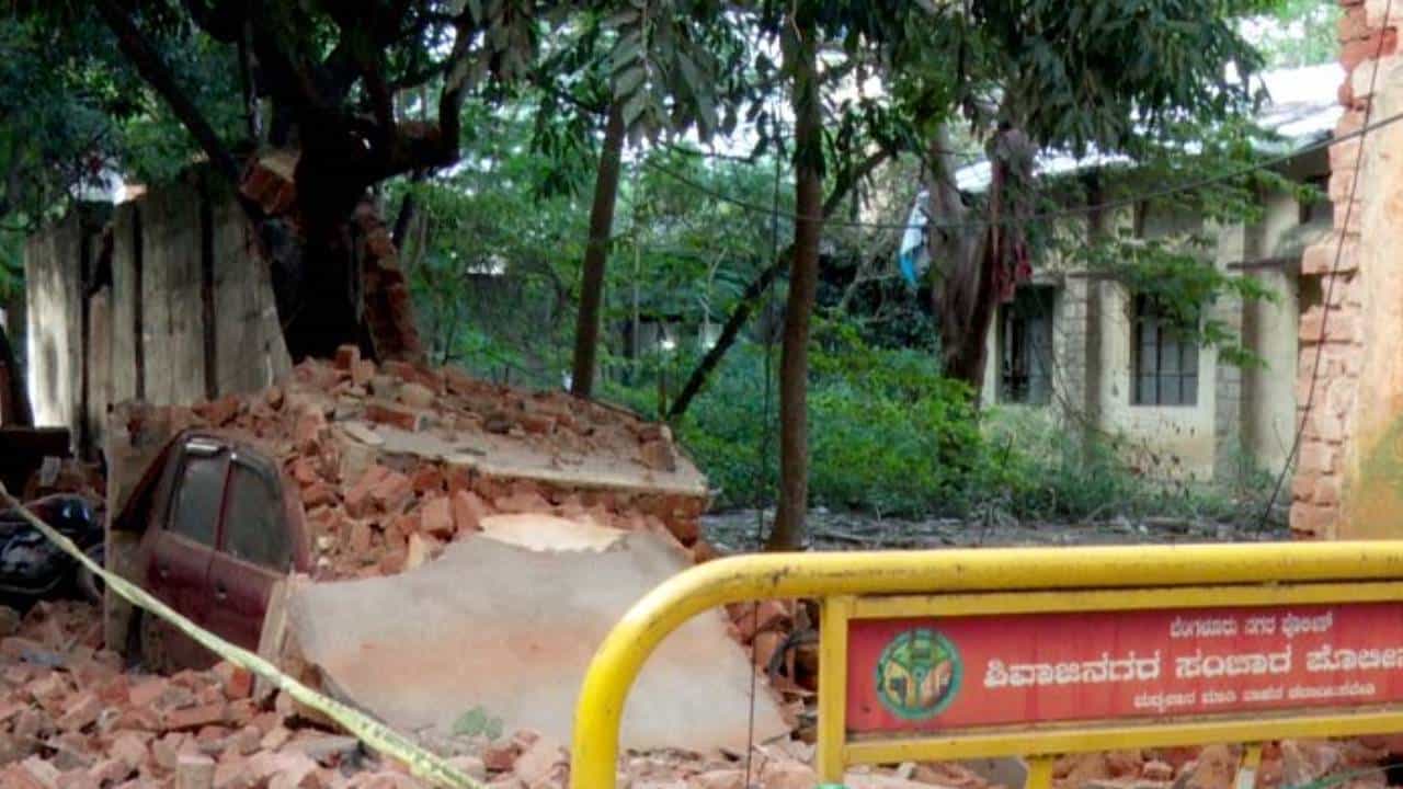 ಪಾಲಿಕೆ ನಿರ್ಲಕ್ಷ್ಯದಿಂದ ಶಿಥಿಲಗೊಂಡ ಕಾಂಪೌಂಡ್ ಕುಸಿತ: ಕೂದಲೆಳೆ ಅಂತರದಲ್ಲಿ ಬಾಲಕ ಜಸ್ಟ್ ಮಿಸ್ ಪಾಲಿಕೆ ನಿರ್ಲಕ್ಷ್ಯದಿಂದ ಶಿಥಿಲಗೊಂಡ ಕಾಂಪೌಂಡ್ ಕುಸಿತ: ಕೂದಲೆಳೆ ಅಂತರದಲ್ಲಿ ಬಾಲಕ ಜಸ್ಟ್ ಮಿಸ್