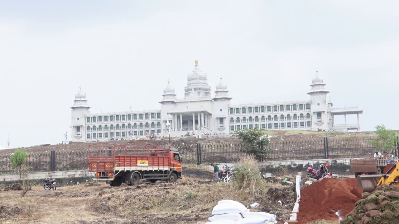 ಬೆಳಗಾವಿ ಅಧಿವೇಶನ ಅಂದರೆ, ಸಾಲು ಸಾಲು ಪ್ರತಿಭಟನೆಗಳು ಸದ್ದು ಮಾಡುತ್ತವೆ. ಅದರಲ್ಲೂ ಅಧಿವೇಶನದ ಮೊದಲ ದಿನವೇ ಸರ್ಕಾರದ ವಿರುದ್ಧ ಪರ್ಯಾಯವಾಗಿ ನಾಡದ್ರೋಹಿ ಎಂಇಎಸ್ ಮಹಾಮೇಳಕ್ಕೆ ಮುಂದಾಗಿದೆ. ಈ ಬಾರಿಯೂ ಎಂಇಎಸ್ ಮಹಾಮೇಳಕ್ಕೆ ಅವಕಾಶವಿಲ್ಲ. ಮಹಾಮೇಳ ಬ್ರೇಕ್ ಹಾಕಲು ಪೊಲೀಸ್ ಕಮೀಷನರ್ ನಿಷೇಧಾಜ್ಞೆ ಜಾರಿಗೆ ನಿರ್ಧಾರ ಮಾಡಿದ್ದಾರೆ. ‌ಮತ್ತೊಂದೆಡೆಗೆ ಜಿಲ್ಲಾಡಳಿತ ಮಹಾರಾಷ್ಟ್ರ ನಾಯಕರ ಬೆಳಗಾವಿ ಪ್ರವೇಶವನ್ನು ನಿರ್ಬಂಧಿಸಲು ಮುಂದಾಗಿದೆ.