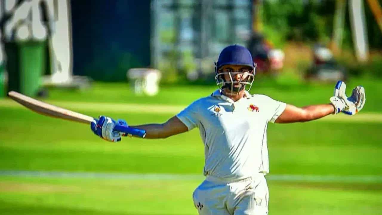 2024 ರಲ್ಲಿ ಪ್ರಥಮ ದರ್ಜೆ ಕ್ರಿಕೆಟ್ನಲ್ಲಿ ಅತ್ಯಧಿಕ ರನ್ ಕಲೆಹಾಕಿದ ಭಾರತೀಯ ಬ್ಯಾಟರ್ ಅಗ್ನಿ ಚೋಪ್ರಾ. ಚೋಪ್ರಾ ಹೆಸರು ಕೇಳುತ್ತಿದ್ದಂತೆ ಈ ಹೆಸರಿಗೂ ಬಾಲಿವುಡ್ಗೂ ನಂಟಿದೆಯಾ ಎಂಬ ಪ್ರಶ್ನೆ ಮೂಡುವುದು ಸಹಜ. ಈ ಪ್ರಶ್ನೆಗೆ ಉತ್ತರ... ಹೌದು, ಅಗ್ನಿ ಚೋಪ್ರಾ ಬಾಲಿವುಡ್ನ ಖ್ಯಾತ ನಿರ್ಮಾಪಕ/ನಿರ್ದೇಶಕರಾದ ವಿನು ವಿನೋಧ್ ಚೋಪ್ರಾ ಅವರ ಸುಪುತ್ರ.