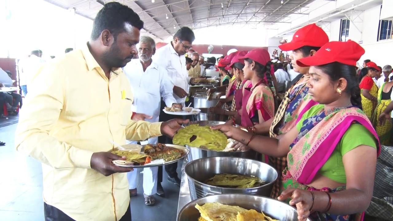 ಈ ಮದುವೆ ಕಾರ್ಯಕ್ರಮ ಚಿಂತನಾ ಗೋಷ್ಠಿಗೆ ಮಾತ್ರ ಸೀಮಿತವಾಗದೇ ಮದುವೆಗೆ ಆಗಮಿಸಿದ ಎಲ್ಲರಿಗೂ ಸಾವಯವ ಖಾದ್ಯಗಳನ್ನೇ ಬಡಸಿದ್ದು ಮಾಡಿದ್ದು ಮತ್ತೊಂದು ವಿಶೇಷವಾಗಿತ್ತು. ಮದುವೆಗೆ ಬಂದವರಿಗೆ ಉಪಾಹಾರ ಹಾಗೂ ಊಟ ಎಲ್ಲವನ್ನೂ ಸಿರಿ ಧಾನ್ಯಗಳಿಂದಲೇ ತಯಾರಿಸಲಾಗಿತ್ತು. ಆರಕ್ಷತೆಗೆ ಬಂದವರು ಕೃಷಿಚಿಂತನೆ ಸಾವಯವ ಕೃಷಿ ಬಗ್ಗೆ ಅರಿತು ವಧು-ವರರಿಗೆ ಆರಕ್ಷತೆ ಹಾಕಿ ಸರಿಧಾನ್ಯದ ವಿವಿಧ ಖಾದ್ಯಗಳನ್ನು ಸವಿದು ಖುಷಿ ಪಟ್ಟರು. 