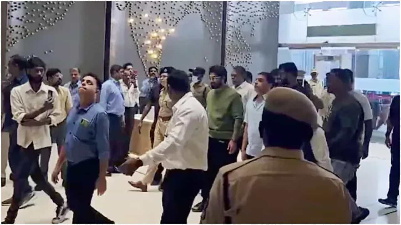 ‘ನಾನಿದ್ದೇನೆ’; ಆಸ್ಪತ್ರೆಗೆ ಭೇಟಿ ನೀಡಿ ಗಾಯಾಳುವಿಗೆ ಭರವಸೆ ನೀಡಿದ ಅಲ್ಲು ಅರ್ಜುನ್ ‘ನಾನಿದ್ದೇನೆ’; ಆಸ್ಪತ್ರೆಗೆ ಭೇಟಿ ನೀಡಿ ಗಾಯಾಳುವಿಗೆ ಭರವಸೆ ನೀಡಿದ ಅಲ್ಲು ಅರ್ಜುನ್