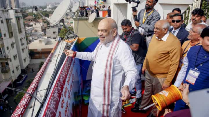 ಅಹಮದಾಬಾದ್ನಲ್ಲಿ ಮಕರ ಸಂಕ್ರಾಂತಿ ಹಬ್ಬಕ್ಕೆ ಗಾಳಿಪಟ ಹಾರಿಸಿದ ಅಮಿತ್ ಶಾ ಅಹಮದಾಬಾದ್ನಲ್ಲಿ ಮಕರ ಸಂಕ್ರಾಂತಿ ಹಬ್ಬಕ್ಕೆ ಗಾಳಿಪಟ ಹಾರಿಸಿದ ಅಮಿತ್ ಶಾ
