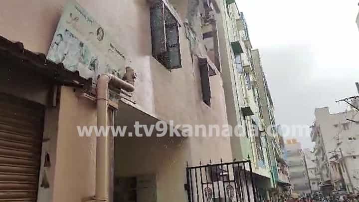ಆನೇಕಲ್: ಸಿಲಿಂಡರ್ ಸ್ಫೋಟದ ತೀವ್ರತೆಗೆ ಮನೆ ಗೋಡೆಗಳು, ಕಿಟಕಿ ಛಿದ್ರ, ಇಬ್ಬಗೆ ಗಾಯ ಆನೇಕಲ್: ಸಿಲಿಂಡರ್ ಸ್ಫೋಟದ ತೀವ್ರತೆಗೆ ಮನೆ ಗೋಡೆಗಳು, ಕಿಟಕಿ ಛಿದ್ರ, ಇಬ್ಬಗೆ ಗಾಯ