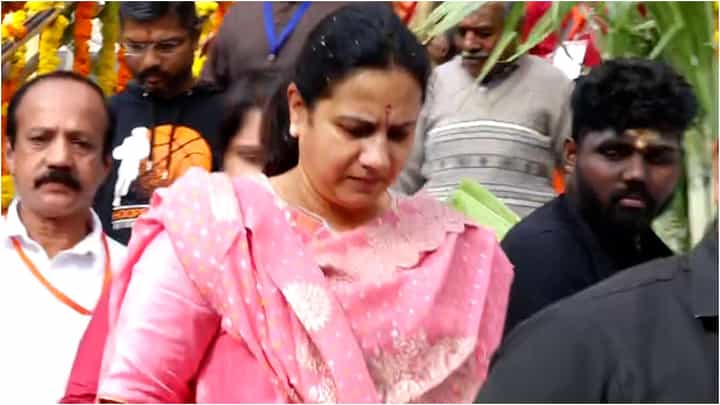 ವೈಂಕುಠ ಏಕಾದಶಿ ದಿನ ತಿಮ್ಮಪ್ಪನ ದರ್ಶನ ಪಡೆದ ಅಶ್ವಿನಿ ಪುನೀತ್ ರಾಜ್ಕುಮಾರ್ ವೈಂಕುಠ ಏಕಾದಶಿ ದಿನ ತಿಮ್ಮಪ್ಪನ ದರ್ಶನ ಪಡೆದ ಅಶ್ವಿನಿ ಪುನೀತ್ ರಾಜ್ಕುಮಾರ್