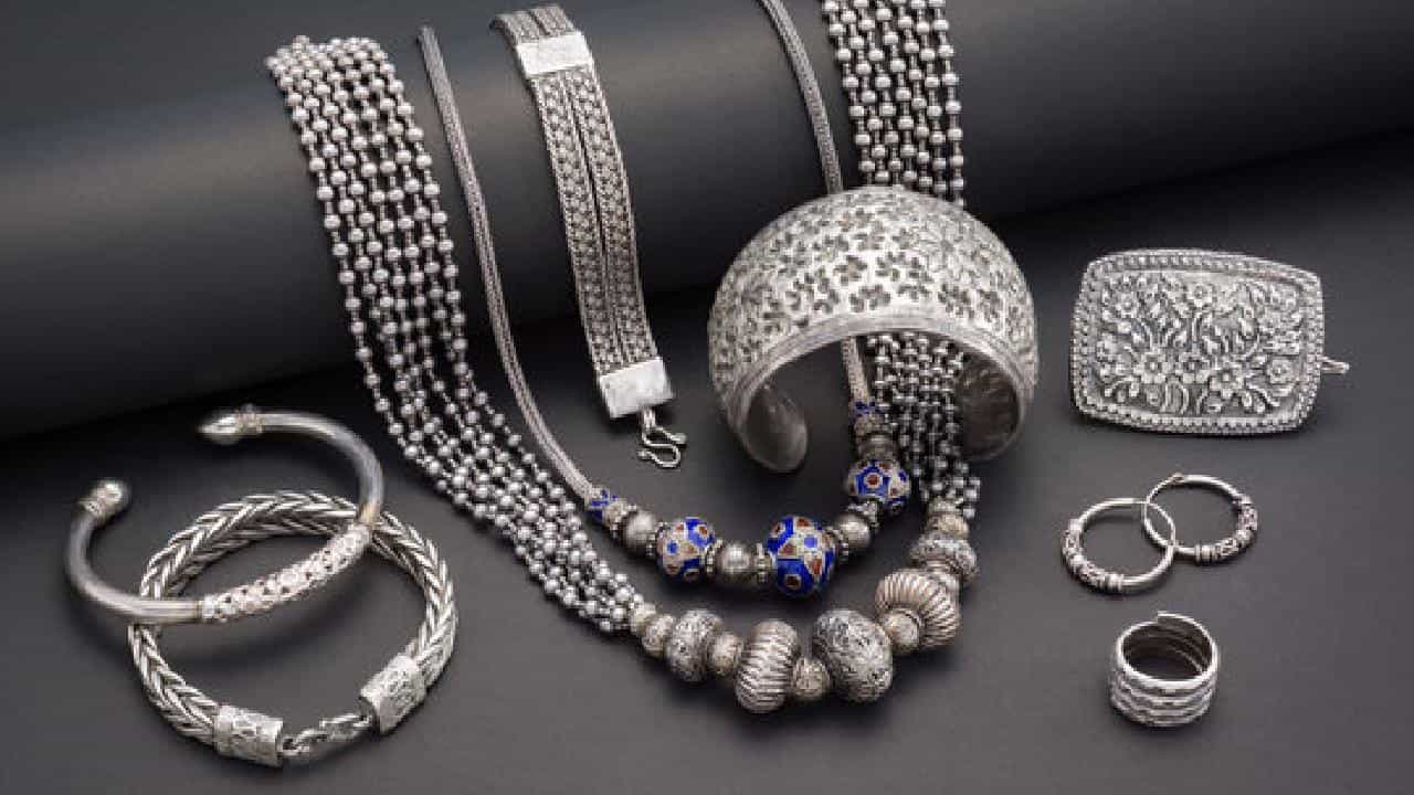 Astrology and Silver: ಜ್ಯೋತಿಷ್ಯದ ಪ್ರಕಾರ ಈ ರಾಶಿಯವರು ಬೆಳ್ಳಿ ಧರಿಸಬಾರದು; ಜೀವನ ದುಃಖದಿಂದಲೇ ಸಾಗುತ್ತದೆ! Astrology and Silver: ಜ್ಯೋತಿಷ್ಯದ ಪ್ರಕಾರ ಈ ರಾಶಿಯವರು ಬೆಳ್ಳಿ ಧರಿಸಬಾರದು; ಜೀವನ ದುಃಖದಿಂದಲೇ ಸಾಗುತ್ತದೆ!