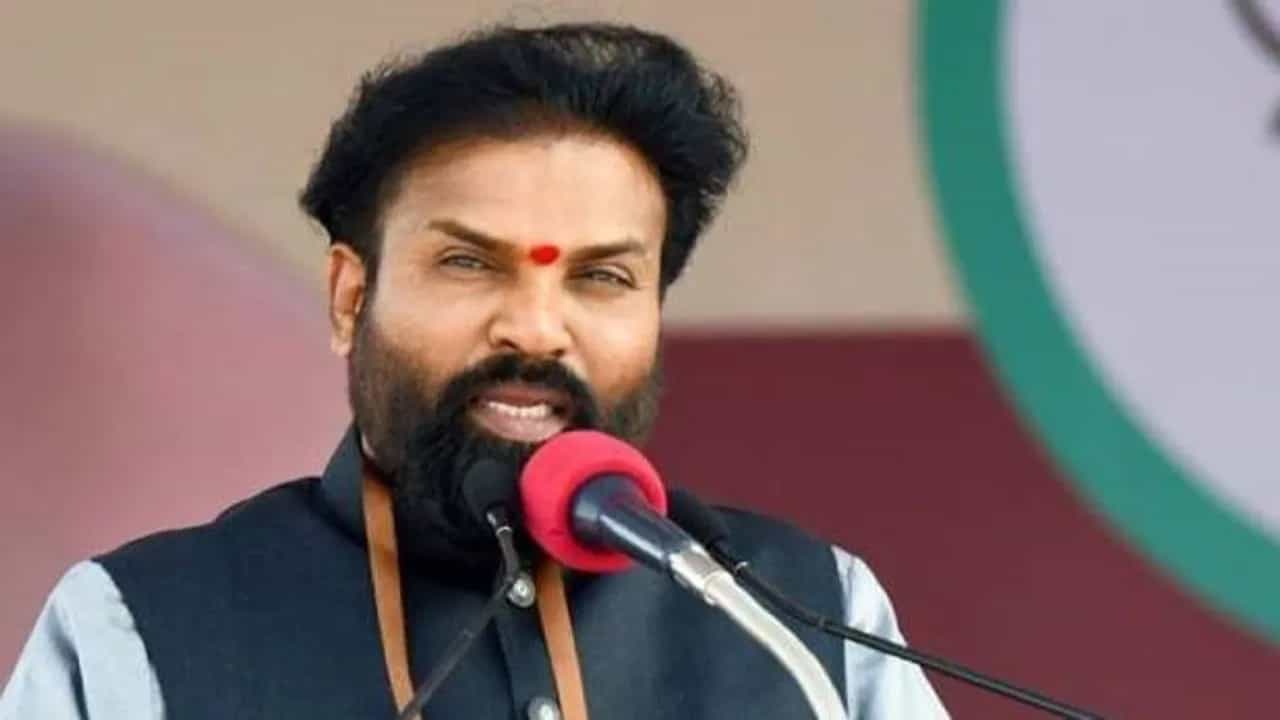 ಆಂಧ್ರ ಕೋಟಾದಡಿ ರಾಜ್ಯಸಭೆ ಪ್ರವೇಶಿಸಲು ಶ್ರೀರಾಮುಲು ಪ್ಲಾನ್: ರೆಡ್ಡಿ ಜತೆಗಿನ ಮುನಿಸನ್ನೇ ಲಾಭವಾಗಿಸಿಕೊಳ್ಳಲು ತಂತ್ರ ಆಂಧ್ರ ಕೋಟಾದಡಿ ರಾಜ್ಯಸಭೆ ಪ್ರವೇಶಿಸಲು ಶ್ರೀರಾಮುಲು ಪ್ಲಾನ್: ರೆಡ್ಡಿ ಜತೆಗಿನ ಮುನಿಸನ್ನೇ ಲಾಭವಾಗಿಸಿಕೊಳ್ಳಲು ತಂತ್ರ