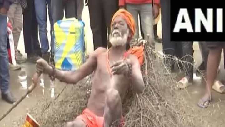 Video: ಮುಳ್ಳುಗಳ ಮೇಲೆ ಮಲಗುವ ಬಾಬಾ Video: ಮುಳ್ಳುಗಳ ಮೇಲೆ ಮಲಗುವ ಬಾಬಾ