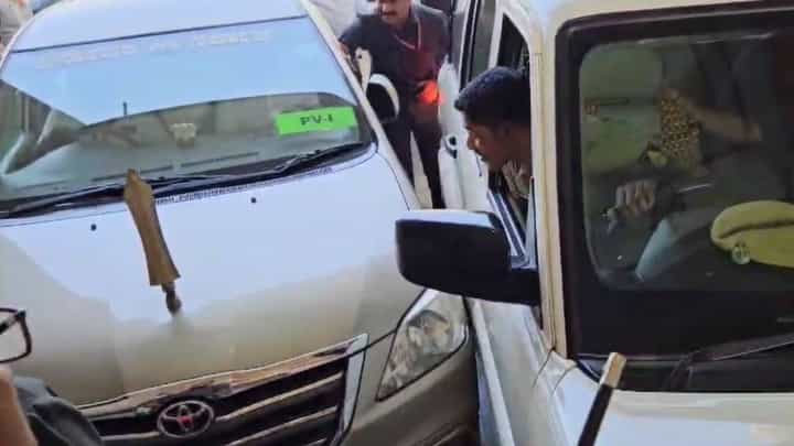 ಭೈರತಿ ಸುರೇಶ್ ಕಾರಿಗೆ ಎಸ್ಕಾರ್ಟ್ ವಾಹನ ಟಚ್: ಪೊಲೀಸರಿಗೆ ಬೈಯ್ದ ಸಚಿವ ಭೈರತಿ ಸುರೇಶ್ ಕಾರಿಗೆ ಎಸ್ಕಾರ್ಟ್ ವಾಹನ ಟಚ್: ಪೊಲೀಸರಿಗೆ ಬೈಯ್ದ ಸಚಿವ