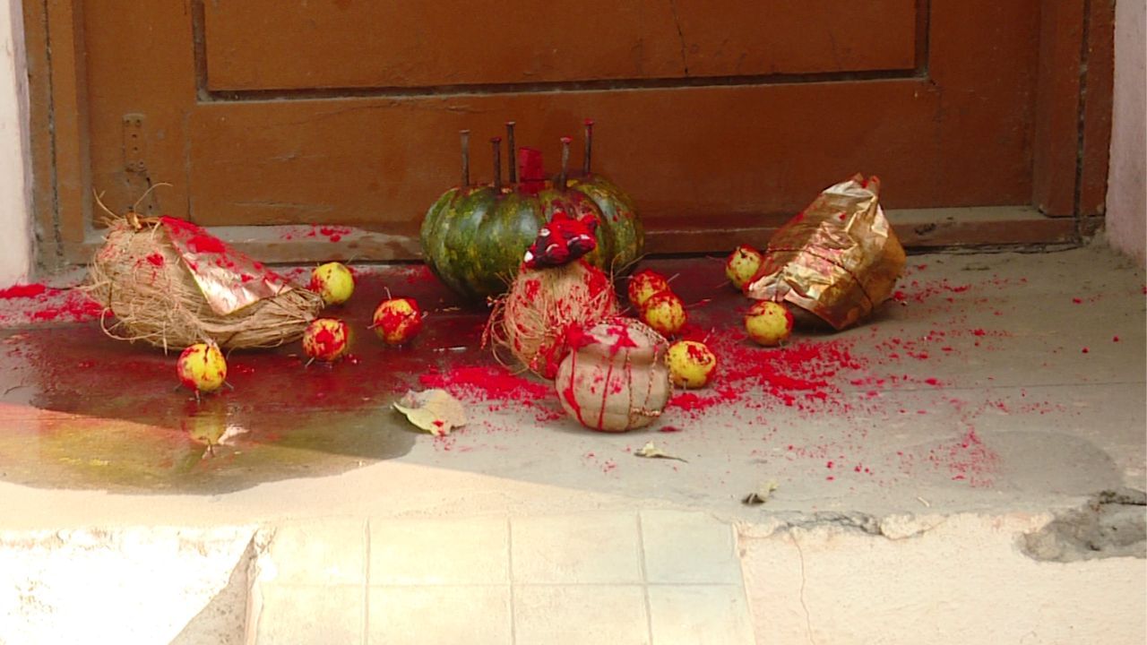 ಸಿಸಿ ಕ್ಯಾಮಮರಾ, ಸಿಬ್ಬಂದಿ ಸರ್ಪಗಾವಲು ಇದ್ದರೂ ಬಳ್ಳಾರಿ ಕೆಎಂಎಫ್ ಕಚೇರಿಯಲ್ಲಿ ನಡೆಯಿತು ವಾಮಾಚಾರ! ಸಿಸಿ ಕ್ಯಾಮಮರಾ, ಸಿಬ್ಬಂದಿ ಸರ್ಪಗಾವಲು ಇದ್ದರೂ ಬಳ್ಳಾರಿ ಕೆಎಂಎಫ್ ಕಚೇರಿಯಲ್ಲಿ ನಡೆಯಿತು ವಾಮಾಚಾರ!