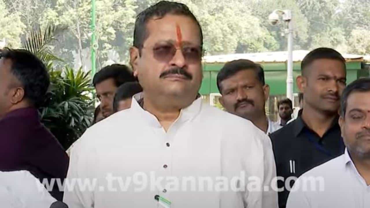 ಸುಧಾಕರ್ ಬಗ್ಗೆ ಮಾತಾಡಲು ಪ್ರೀತಂ ಗೌಡ ಯಾವ ದೊಣ್ಣೆ ನಾಯಕ ಎಂಬರ್ಥದಲ್ಲಿ ಮಾತಾಡಿದ ಬಸನಗೌಡ ಯತ್ನಾಳ್ ಸುಧಾಕರ್ ಬಗ್ಗೆ ಮಾತಾಡಲು ಪ್ರೀತಂ ಗೌಡ ಯಾವ ದೊಣ್ಣೆ ನಾಯಕ ಎಂಬರ್ಥದಲ್ಲಿ ಮಾತಾಡಿದ ಬಸನಗೌಡ ಯತ್ನಾಳ್