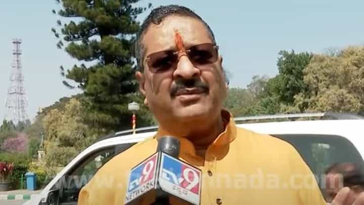 ರವಿ ಮೇಲೆ ಹಲ್ಲೆ ನಡೆದಾಗ ಬೆಳಗಾವಿ ಪೊಲೀಸ್ ಕಮೀಶನರ್ ಯಾರೊಂದಿಗೆ ಫೋನಲ್ಲಿ ಮಾತಾಡುತ್ತಿದ್ದರೆನ್ನುವುದು ಗೊತ್ತಾಗಬೇಕು: ಯತ್ನಾಳ್ ರವಿ ಮೇಲೆ ಹಲ್ಲೆ ನಡೆದಾಗ ಬೆಳಗಾವಿ ಪೊಲೀಸ್ ಕಮೀಶನರ್ ಯಾರೊಂದಿಗೆ ಫೋನಲ್ಲಿ ಮಾತಾಡುತ್ತಿದ್ದರೆನ್ನುವುದು ಗೊತ್ತಾಗಬೇಕು: ಯತ್ನಾಳ್