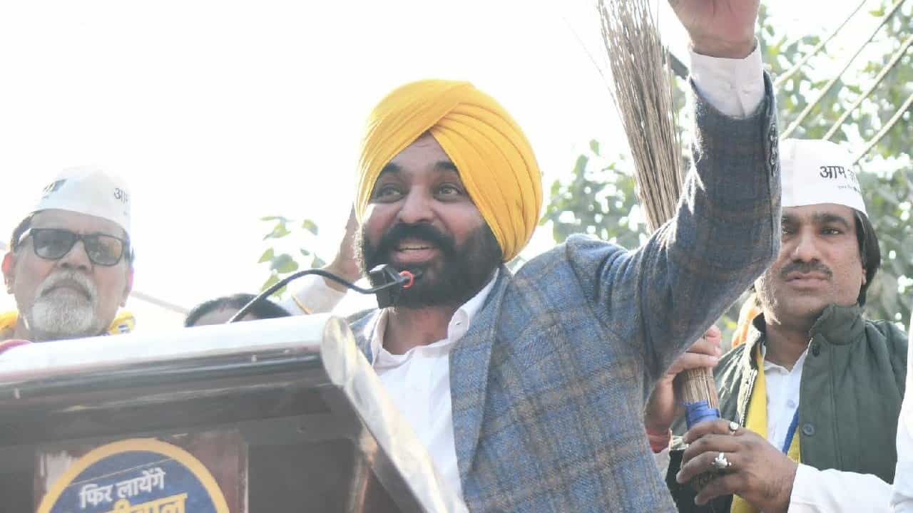 ಪಂಜಾಬ್ ಸಿಎಂ ಮನೆ ಮೇಲೆ ಪೊಲೀಸ್ ದಾಳಿ; ಬಿಜೆಪಿ ವಿರುದ್ಧ ಆಪ್ ಆರೋಪ ಪಂಜಾಬ್ ಸಿಎಂ ಮನೆ ಮೇಲೆ ಪೊಲೀಸ್ ದಾಳಿ; ಬಿಜೆಪಿ ವಿರುದ್ಧ ಆಪ್ ಆರೋಪ