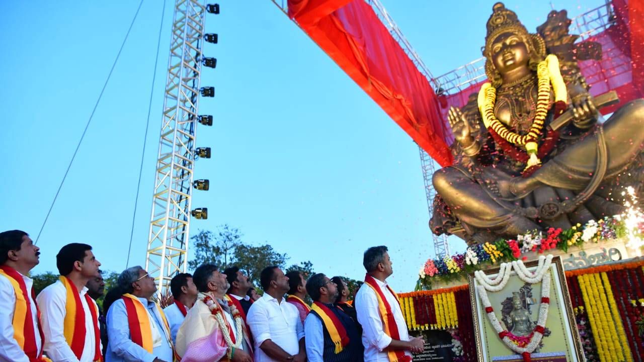 ಮುಖ್ಯಮಂತ್ರಿ ಸಿದ್ದರಾಮಯ್ಯ ಅವರು ಇಂದು (ಜನವರಿ 27) ವಿಧಾನಸೌಧದ ಪಶ್ಚಿಮ ದ್ವಾರದಲ್ಲಿ ಕನ್ನಡಾಂಬೆ ಭುವನೇಶ್ವರಿ ದೇವಿಯ ಕಂಚಿನ ಪ್ರತಿಮೆಯನ್ನು ಅನಾವರಣಗೊಳಿಸಿದರು.  ಶಿಲ್ಪಿ ಶ್ರೀಧರ್ ಮೂರ್ತಿ ನಿರ್ಮಾಣ ಮಾಡಿರುವ ಈ ಕಂಚಿನ ಪ್ರತಿಮೆ ಹಲವು ವೈಶಿಷ್ಟ್ಯತೆಗಳನ್ನು ಒಳಗೊಂಡಿದೆ.