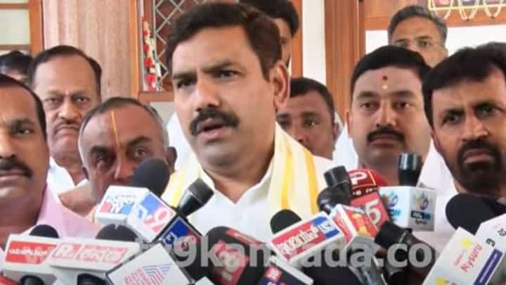 ರಮೇಶ್ ಜಾರಕಿಗೊಳಿಯನ್ನು ಎಚ್ಚರಿಸಿದಂತೆ ಬಸನಗೌಡ ಯತ್ನಾಳ್ಗೆ ತಾಕೀತು ಮಾಡದ ವಿಜಯೇಂದ್ರ ರಮೇಶ್ ಜಾರಕಿಗೊಳಿಯನ್ನು ಎಚ್ಚರಿಸಿದಂತೆ ಬಸನಗೌಡ ಯತ್ನಾಳ್ಗೆ ತಾಕೀತು ಮಾಡದ ವಿಜಯೇಂದ್ರ