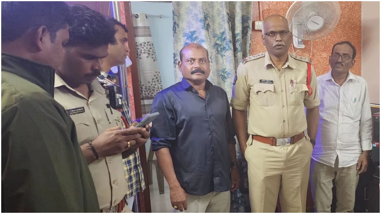 Game Changer: ಫ್ಲಾಪ್ ಸಿನಿಮಾ ಪ್ರಸಾರ ಮಾಡಿ ಅರೆಸ್ಟ್ ಆದ ಕೇಬಲ್ ಟಿವಿ ಸಿಬ್ಬಂದಿ Game Changer: ಫ್ಲಾಪ್ ಸಿನಿಮಾ ಪ್ರಸಾರ ಮಾಡಿ ಅರೆಸ್ಟ್ ಆದ ಕೇಬಲ್ ಟಿವಿ ಸಿಬ್ಬಂದಿ