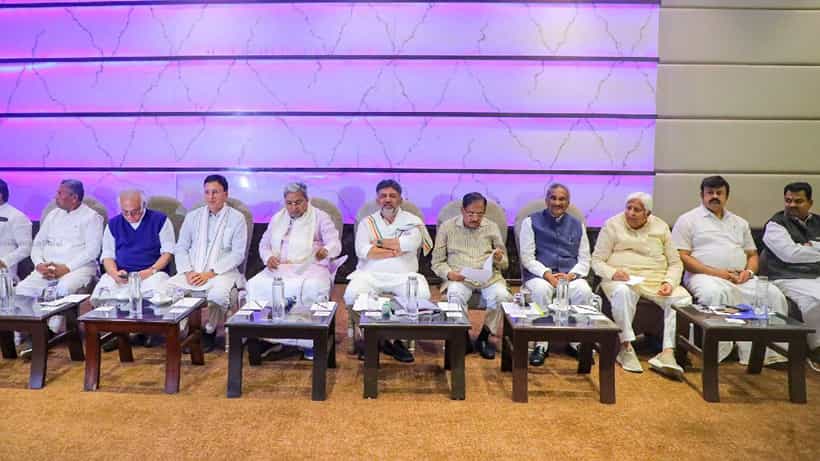 ನಾಯಕರ ಊಟ, ಕುರ್ಚಿ ಆಟ...ಸಚಿವರ ವಾಗ್ಯುದ್ಧ: ಕಾಂಗ್ರೆಸ್ ಶಾಸಕಾಂಗ ಸಭೆಯ ಇನ್ಸೈಡ್ ಸ್ಟೋರಿ