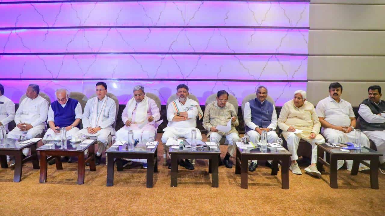 ನಾಯಕರ ಊಟ, ಕುರ್ಚಿ ಆಟ...ಸಚಿವರ ವಾಗ್ಯುದ್ಧ: ಕಾಂಗ್ರೆಸ್ ಶಾಸಕಾಂಗ ಸಭೆಯ ಇನ್ಸೈಡ್ ಸ್ಟೋರಿ ನಾಯಕರ ಊಟ, ಕುರ್ಚಿ ಆಟ...ಸಚಿವರ ವಾಗ್ಯುದ್ಧ: ಕಾಂಗ್ರೆಸ್ ಶಾಸಕಾಂಗ ಸಭೆಯ ಇನ್ಸೈಡ್ ಸ್ಟೋರಿ