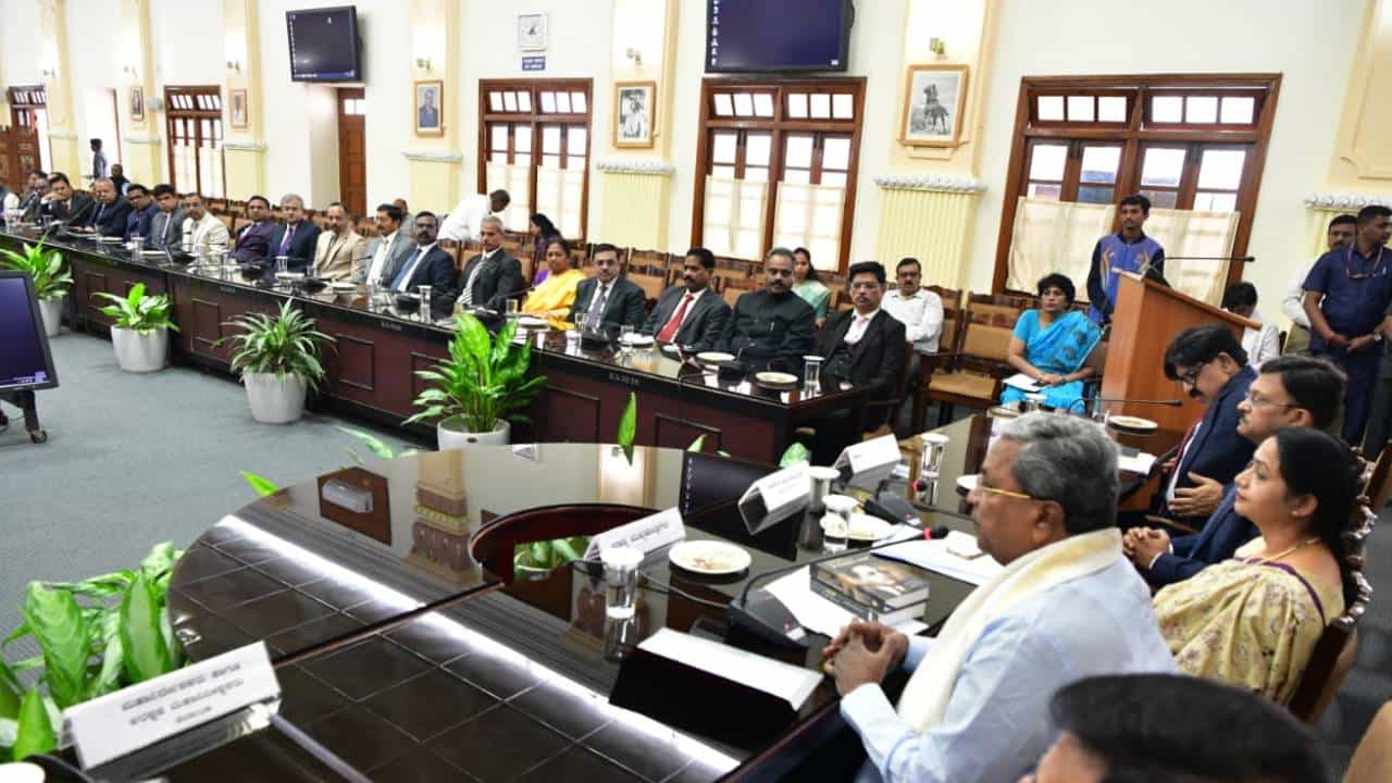 ಜನರ ಆರ್ಥಿಕ ಶಕ್ತಿ ಹೆಚ್ಚಿಸಲು ಇನ್ನಷ್ಟು ಪರಿಣಾಮಕಾರಿಯಾಗಿ ಕೆಲಸ ಮಾಡಿ: ಹಿರಿಯ ಅಧಿಕಾರಿಗಳ ಸಿಎಂ ಸಲಹೆ ಜನರ ಆರ್ಥಿಕ ಶಕ್ತಿ ಹೆಚ್ಚಿಸಲು ಇನ್ನಷ್ಟು ಪರಿಣಾಮಕಾರಿಯಾಗಿ ಕೆಲಸ ಮಾಡಿ: ಹಿರಿಯ ಅಧಿಕಾರಿಗಳ ಸಿಎಂ ಸಲಹೆ