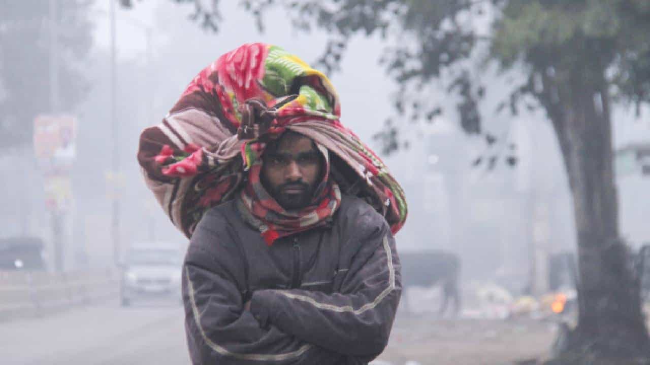 Karnataka Weather: ಕರ್ನಾಟಕದಾದ್ಯಂತ ಶೀತ ಗಾಳಿ, ಮುಂದಿನ ಐದು ದಿನ ಕನಿಷ್ಠ ಉಷ್ಣಾಂಶದಲ್ಲಿ ಭಾರೀ ಇಳಿಕೆ Karnataka Weather: ಕರ್ನಾಟಕದಾದ್ಯಂತ ಶೀತ ಗಾಳಿ, ಮುಂದಿನ ಐದು ದಿನ ಕನಿಷ್ಠ ಉಷ್ಣಾಂಶದಲ್ಲಿ ಭಾರೀ ಇಳಿಕೆ