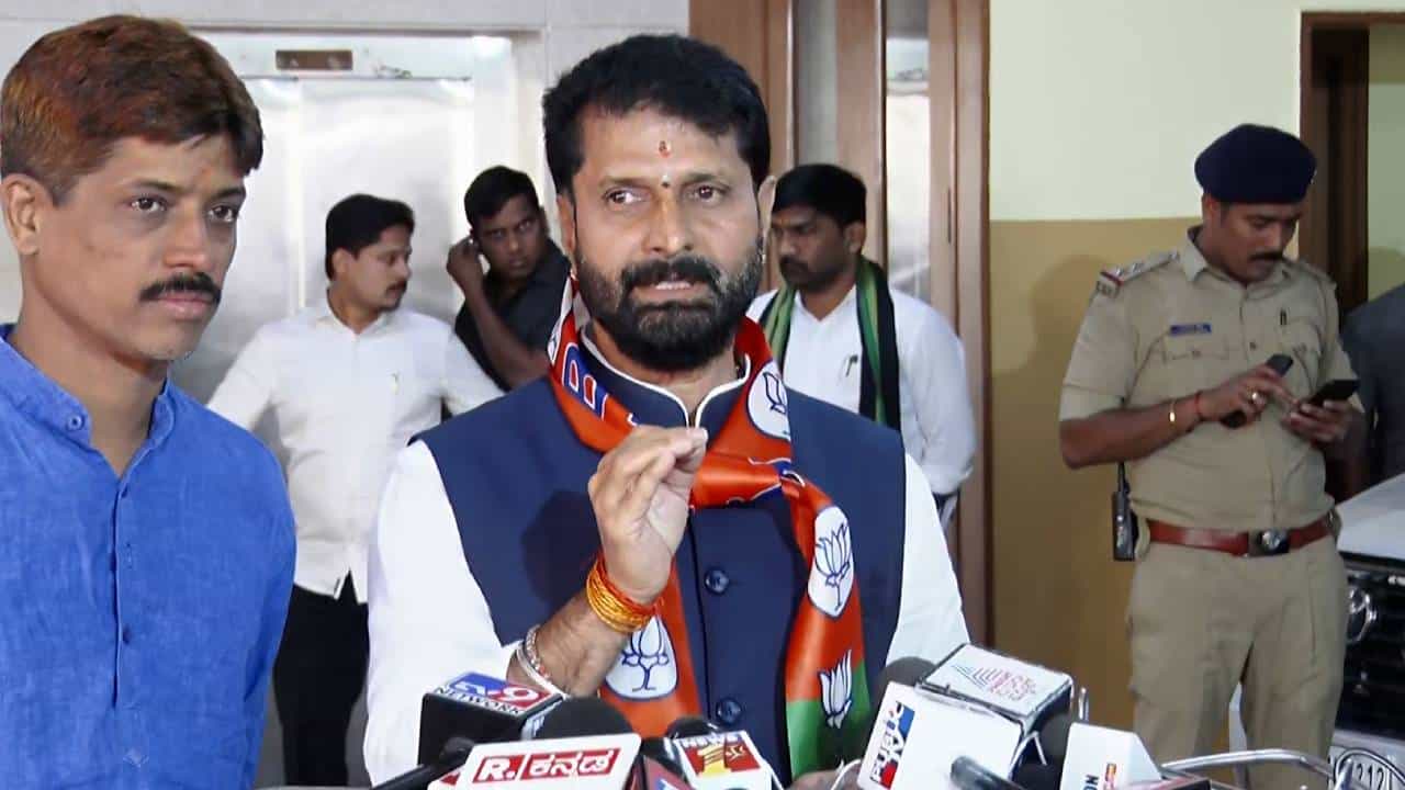 ಸುವರ್ಣಸೌಧದಲ್ಲಿ ಹಲ್ಲೆ ಯತ್ನ ಆರೋಪ: ಸಿಐಡಿ ವಿಚಾರಣೆ ಬಳಿಕ ಸಿಟಿ ರವಿ ಹೇಳಿದ್ದಿಷ್ಟು ಸುವರ್ಣಸೌಧದಲ್ಲಿ ಹಲ್ಲೆ ಯತ್ನ ಆರೋಪ: ಸಿಐಡಿ ವಿಚಾರಣೆ ಬಳಿಕ ಸಿಟಿ ರವಿ ಹೇಳಿದ್ದಿಷ್ಟು