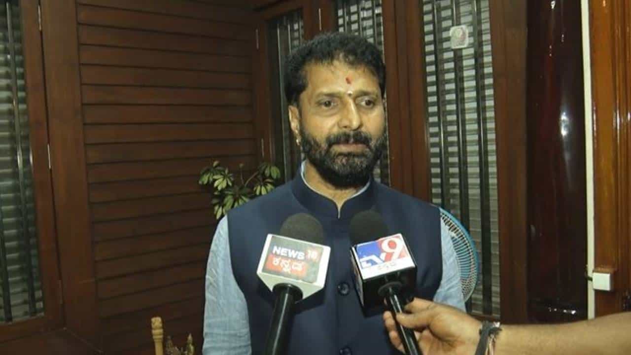 ಇಂತಹ ಬೆದರಿಕೆಗಳಿಗೆ ನಾನು ಹೆದರುವುದಿಲ್ಲವೆಂದ ಸಿಟಿ ರವಿ: ತನಿಖೆಗೆ ಒತ್ತಾಯ ಇಂತಹ ಬೆದರಿಕೆಗಳಿಗೆ ನಾನು ಹೆದರುವುದಿಲ್ಲವೆಂದ ಸಿಟಿ ರವಿ: ತನಿಖೆಗೆ ಒತ್ತಾಯ