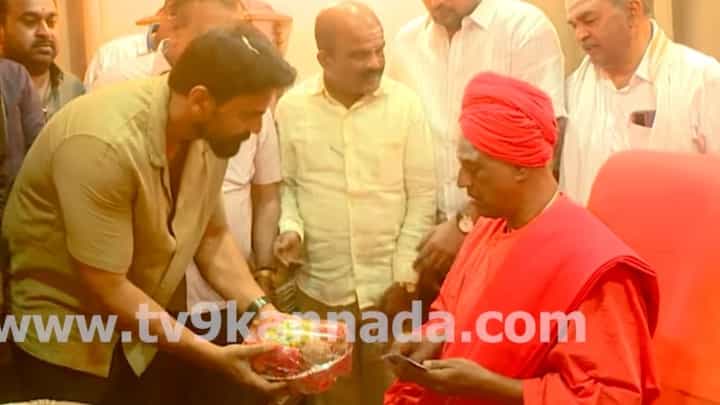 ಸಿದ್ಧಗಂಗಾ ಶ್ರೀಗಳನ್ನು ವಿವಾಹಕ್ಕೆ ಆಮಂತ್ರಿಸಿದ ಡಾಲಿ ಹೇಳಿದ್ದು ಹೀಗೆ ಸಿದ್ಧಗಂಗಾ ಶ್ರೀಗಳನ್ನು ವಿವಾಹಕ್ಕೆ ಆಮಂತ್ರಿಸಿದ ಡಾಲಿ ಹೇಳಿದ್ದು ಹೀಗೆ