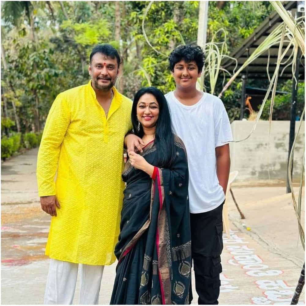 ನಟ ದರ್ಶನ್ ಅವರು ಕಳೆದ ಆರು ತಿಂಗಳಲ್ಲಿ ಸಾಕಷ್ಟು ಬೀಳುಗಳನ್ನು ಕಂಡರು. ಅವರು ರೇಣುಕಾಸ್ವಾಮಿ ಕೊಲೆ ಕೇಸ್ನಲ್ಲಿ ಬಂಧನಕ್ಕೆ ಒಳಗಾಗಿ ಸಾಕಷ್ಟು ತೊಂದರೆ ಅನುಭವಿಸಿದರು. ಈಗ ದರ್ಶನ್ ಅವರು ಈ ಪ್ರಕರಣದಲ್ಲಿ ಜಾಮೀನು ಪಡೆದು ಹೊರ ಬಂದಿದ್ದಾರೆ.