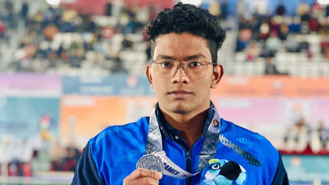 ರಾಷ್ಟ್ರೀಯ ಕ್ರೀಡಾಕೂಟದಲ್ಲಿ ಬೆಳ್ಳಿ ಪದಕ ಗೆದ್ದ ದಾವಣಗೆರೆಯ ಈಜುಪಟು ರಾಷ್ಟ್ರೀಯ ಕ್ರೀಡಾಕೂಟದಲ್ಲಿ ಬೆಳ್ಳಿ ಪದಕ ಗೆದ್ದ ದಾವಣಗೆರೆಯ ಈಜುಪಟು