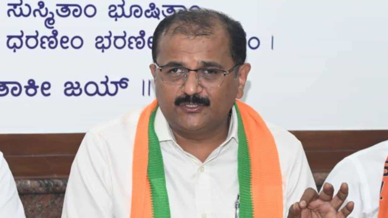ಶಿವಮೊಗ್ಗ: ಎಂಎಲ್ಸಿ ಧನಂಜಯ ಹೆಸರಿನಲ್ಲಿ ವಿಷಪೂರಿತ ಸ್ವೀಟ್ ಬಾಕ್ಸ್ ಹಂಚಿಕೆ ಶಿವಮೊಗ್ಗ: ಎಂಎಲ್ಸಿ ಧನಂಜಯ ಹೆಸರಿನಲ್ಲಿ ವಿಷಪೂರಿತ ಸ್ವೀಟ್ ಬಾಕ್ಸ್ ಹಂಚಿಕೆ