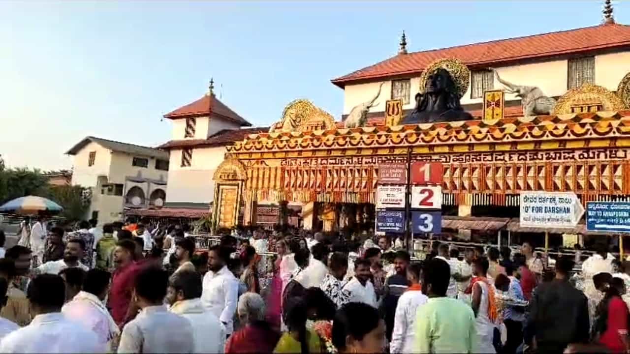 ಹೊಸ ವರ್ಷಾಚರಣೆ: ದೇವಸ್ಥಾನಗಳಿಗೆ ಹರಿದು ಬಂದ ಭಕ್ತರ ದಂಡು, ಧರ್ಮಸ್ಥಳದಲ್ಲಿ ಭಕ್ತ ಸಾಗರ ಹೊಸ ವರ್ಷಾಚರಣೆ: ದೇವಸ್ಥಾನಗಳಿಗೆ ಹರಿದು ಬಂದ ಭಕ್ತರ ದಂಡು, ಧರ್ಮಸ್ಥಳದಲ್ಲಿ ಭಕ್ತ ಸಾಗರ