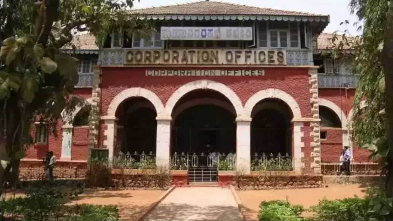 ಇಂದಿನಿಂದ ಧಾರವಾಡ ಅಧಿಕೃತ ಮಹಾನಗರ ಪಾಲಿಕೆ: ಸರ್ಕಾರ ಘೋಷಣೆ ಇಂದಿನಿಂದ ಧಾರವಾಡ ಅಧಿಕೃತ ಮಹಾನಗರ ಪಾಲಿಕೆ: ಸರ್ಕಾರ ಘೋಷಣೆ