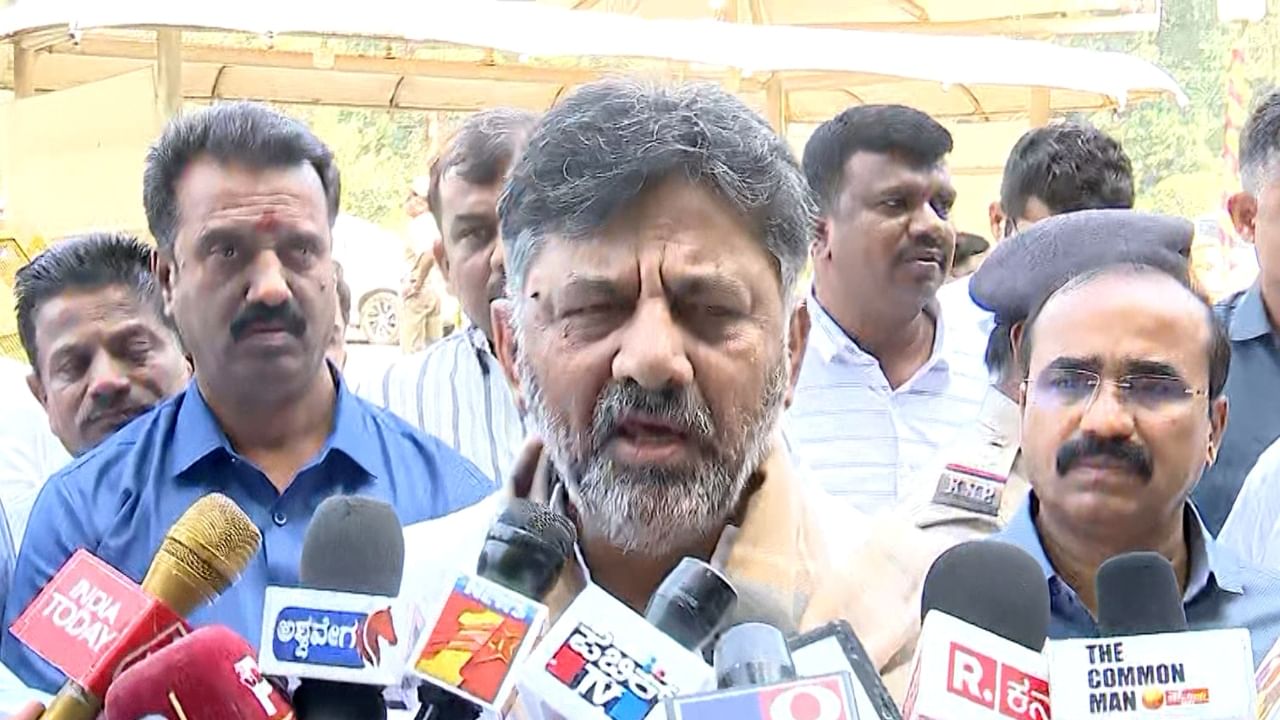 ಅಹಿಂದ ನಾಯಕರು ಪ್ರಶ್ನೆ ಮಾಡುತ್ತಿರುವುದು ನನ್ನನ್ನಲ್ಲ ಖರ್ಗೆಯನ್ನೇ: ಹೊಸ ದಾಳ ಉರುಳಿಸಿದ ಡಿಕೆ ಶಿವಕುಮಾರ್ ಅಹಿಂದ ನಾಯಕರು ಪ್ರಶ್ನೆ ಮಾಡುತ್ತಿರುವುದು ನನ್ನನ್ನಲ್ಲ ಖರ್ಗೆಯನ್ನೇ: ಹೊಸ ದಾಳ ಉರುಳಿಸಿದ ಡಿಕೆ ಶಿವಕುಮಾರ್