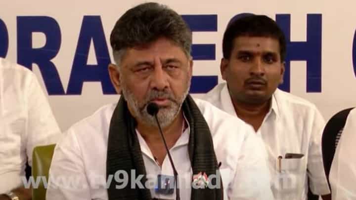 ಸುದ್ದಿಗೋಷ್ಠಿ ನಡೆಸುತ್ತಿದ್ದಾಗ ಗಲಾಟೆ ಜಾಸ್ತಿಯಾಗುತ್ತಿರುವುದನ್ನು ಕಂಡು ಬಾಗಿಲು ಮುಚ್ಚಲು ಹೇಳಿದ ಶಿವಕುಮಾರ್ ಸುದ್ದಿಗೋಷ್ಠಿ ನಡೆಸುತ್ತಿದ್ದಾಗ ಗಲಾಟೆ ಜಾಸ್ತಿಯಾಗುತ್ತಿರುವುದನ್ನು ಕಂಡು ಬಾಗಿಲು ಮುಚ್ಚಲು ಹೇಳಿದ ಶಿವಕುಮಾರ್