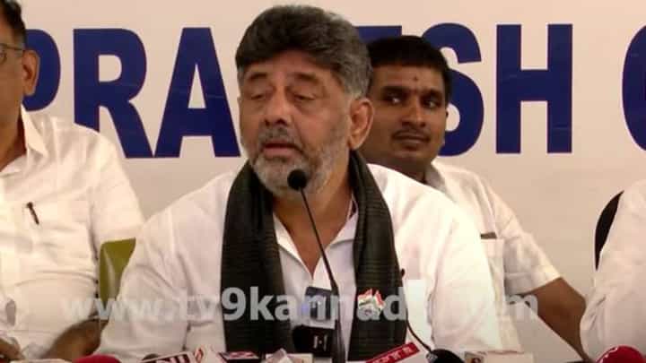 ಡಿನ್ನರ್ ಮೀಟಿಂಗ್ಗಳ ಬಗ್ಗೆ ಪ್ರಶ್ನೆ ತೆಗೆದಿಕೊಳ್ಳಲಿಚ್ಛಿಸದ ಕೆಪಿಸಿಸಿ ಅಧ್ಯಕ್ಷ ಡಿಕೆ ಶಿವಕುಮಾರ್ ಡಿನ್ನರ್ ಮೀಟಿಂಗ್ಗಳ ಬಗ್ಗೆ ಪ್ರಶ್ನೆ ತೆಗೆದಿಕೊಳ್ಳಲಿಚ್ಛಿಸದ ಕೆಪಿಸಿಸಿ ಅಧ್ಯಕ್ಷ ಡಿಕೆ ಶಿವಕುಮಾರ್