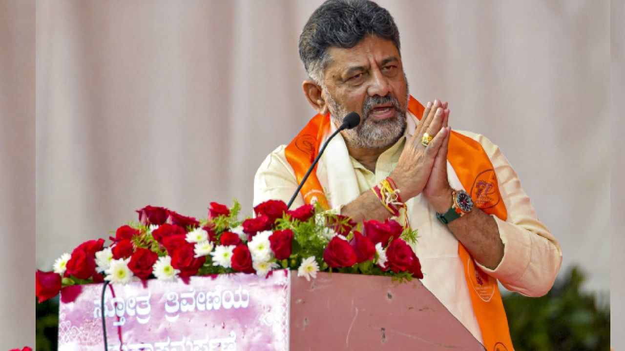 ಏನೇ ಅಡ್ಡಿ ಬಂದರೂ ಡಿಕೆ ಶಿವಕುಮಾರ್ ಸಿಎಂ ಆಗುವುದು ಖಚಿತ; ಭವಿಷ್ಯ ನುಡಿದ ವರೂರಿನ ಜೈನ ಮುನಿ ಏನೇ ಅಡ್ಡಿ ಬಂದರೂ ಡಿಕೆ ಶಿವಕುಮಾರ್ ಸಿಎಂ ಆಗುವುದು ಖಚಿತ; ಭವಿಷ್ಯ ನುಡಿದ ವರೂರಿನ ಜೈನ ಮುನಿ