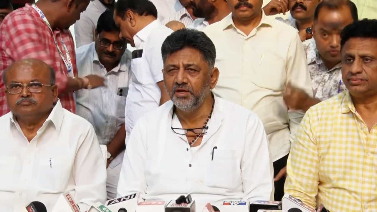 ಕಾಂಗ್ರೆಸ್ನಲ್ಲಿ ಕಡಿಮೆಯಾಗದ ಒಳಮುನಿಸು, ಬೆಳಗಾವಿಯಲ್ಲೇ ಇದ್ದರೂ ಡಿಕೆಶಿ ಭೇಟಿಯಾಗದ ಸತೀಶ್ ಕಾಂಗ್ರೆಸ್ನಲ್ಲಿ ಕಡಿಮೆಯಾಗದ ಒಳಮುನಿಸು, ಬೆಳಗಾವಿಯಲ್ಲೇ ಇದ್ದರೂ ಡಿಕೆಶಿ ಭೇಟಿಯಾಗದ ಸತೀಶ್