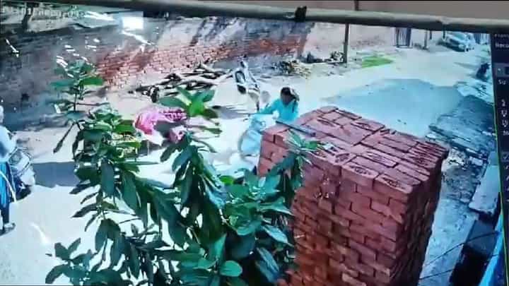 ಕಾನ್ಪುರದಲ್ಲಿ ಸ್ಕೂಟರ್ ಸವಾರಿ ಮಾಡುತ್ತಿದ್ದ ಮಹಿಳೆಗೆ ಕಚ್ಚಿದ ಸಾಕು ನಾಯಿ; ದೂರು ನೀಡಿದ್ದಕ್ಕೆ ಮಾಲೀಕರಿಂದ ಹಲ್ಲೆ ಕಾನ್ಪುರದಲ್ಲಿ ಸ್ಕೂಟರ್ ಸವಾರಿ ಮಾಡುತ್ತಿದ್ದ ಮಹಿಳೆಗೆ ಕಚ್ಚಿದ ಸಾಕು ನಾಯಿ; ದೂರು ನೀಡಿದ್ದಕ್ಕೆ ಮಾಲೀಕರಿಂದ ಹಲ್ಲೆ