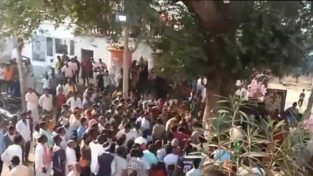 ರಾಯಚೂರು: ಮಹಿಳೆಯನ್ನ ಸಾರ್ವಜನಿಕವಾಗಿಯೇ ಮರಕ್ಕೆ ಕಟ್ಟಿ ಮನಬಂದಂತೆ ಥಳಿತ ರಾಯಚೂರು: ಮಹಿಳೆಯನ್ನ ಸಾರ್ವಜನಿಕವಾಗಿಯೇ ಮರಕ್ಕೆ ಕಟ್ಟಿ ಮನಬಂದಂತೆ ಥಳಿತ