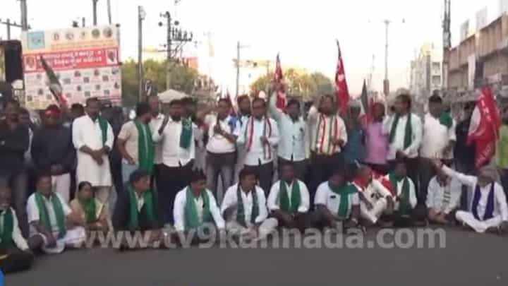 ತೊಗರಿಬೆಳೆಗೆ ರೂ. 12,500 ಬೆಂಬಲ ಬೆಲೆ ಆಗ್ರಹಿಸಿ ಕಲಬುರಗಿ ಬಂದ್, ವಾಹನ ಮತ್ತು ಜನ ಸಂಚಾರ ಸ್ತಬ್ಧ ತೊಗರಿಬೆಳೆಗೆ ರೂ. 12,500 ಬೆಂಬಲ ಬೆಲೆ ಆಗ್ರಹಿಸಿ ಕಲಬುರಗಿ ಬಂದ್, ವಾಹನ ಮತ್ತು ಜನ ಸಂಚಾರ ಸ್ತಬ್ಧ