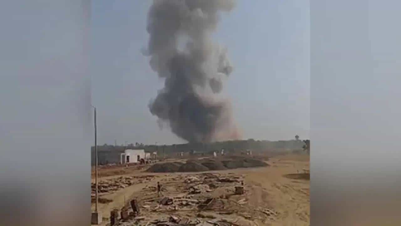 Maharashtra Ordnance Factory: ಮಹಾರಾಷ್ಟ್ರ: ಶಸ್ತ್ರಾಸ್ತ್ರ ತಯಾರಿಕಾ ಕಾರ್ಖಾನೆಯಲ್ಲಿ ಸ್ಫೋಟ, 8 ಮಂದಿ ಸಾವು Maharashtra Ordnance Factory: ಮಹಾರಾಷ್ಟ್ರ: ಶಸ್ತ್ರಾಸ್ತ್ರ ತಯಾರಿಕಾ ಕಾರ್ಖಾನೆಯಲ್ಲಿ ಸ್ಫೋಟ, 8 ಮಂದಿ ಸಾವು