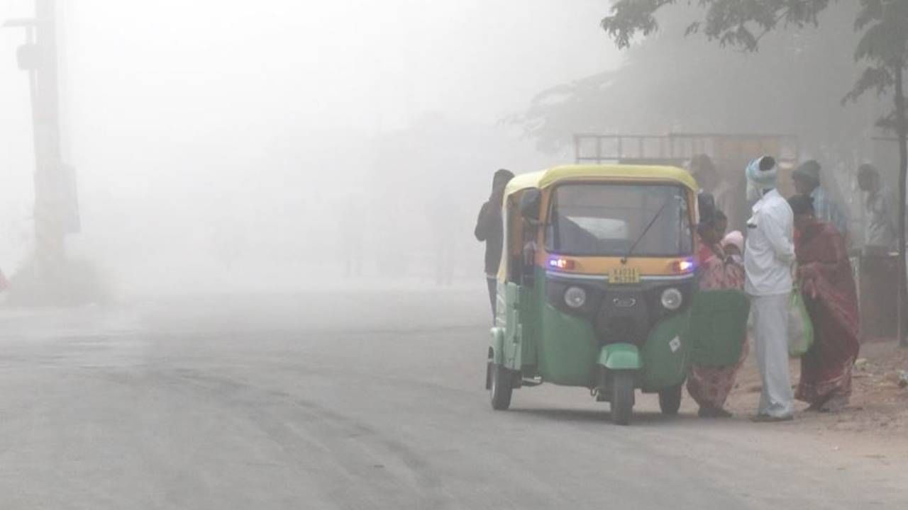 ಇನ್ನು ಇಂಥ ಸುಂದರ ವಾತಾವರಣ ನೋಡಲು ಎಷ್ಟು ಚೆನ್ನವೋ ಹಾಗೆ ಆರೋಗ್ಯದ ಮೇಲೂ ಇದು ಪರಿಣಾಮ ಬೀರುತ್ತದೆ. ಕೆಲವರಿಗಂತು ಈ ವಾತಾವರಣ ನೆಗಡಿ, ಕೆಮ್ಮು, ಹಾಗೂ ಜ್ವರದಂತೆ ಕಾಯಿಲೆಗಳು ಕಾಣಿಸಿಕೊಳ್ಳುತ್ತಿವೆ. ಹಾಗಾಗಿ ವಾಯು ವಿಹಾರಿಗಳು ಕೂಡ ಕೆಲವರು ಇದನ್ನು ಎಂಜಾಯ್​ ಮಾಡಿದರೆ ಇನ್ನು ಕೆಲವರು ಇದರಿಂದ ದೂರವೇ ಉಳಿಯುತ್ತಿದ್ದಾರೆ.  