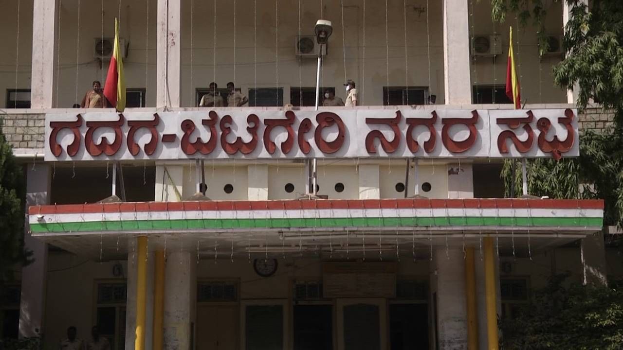 ಸಚಿವ ಹೆಚ್ ಕೆ ಪಾಟೀಲ್ ತವರು ಜಿಲ್ಲೆಯಲ್ಲಿ ನೀರಿಗಾಗಿ ಹಾಹಾಕಾರ: ಗದಗ-ಬೆಟಗೇರಿ ಜನರಿದ ಹಿಡಿಶಾಪ ಸಚಿವ ಹೆಚ್ ಕೆ ಪಾಟೀಲ್ ತವರು ಜಿಲ್ಲೆಯಲ್ಲಿ ನೀರಿಗಾಗಿ ಹಾಹಾಕಾರ: ಗದಗ-ಬೆಟಗೇರಿ ಜನರಿದ ಹಿಡಿಶಾಪ