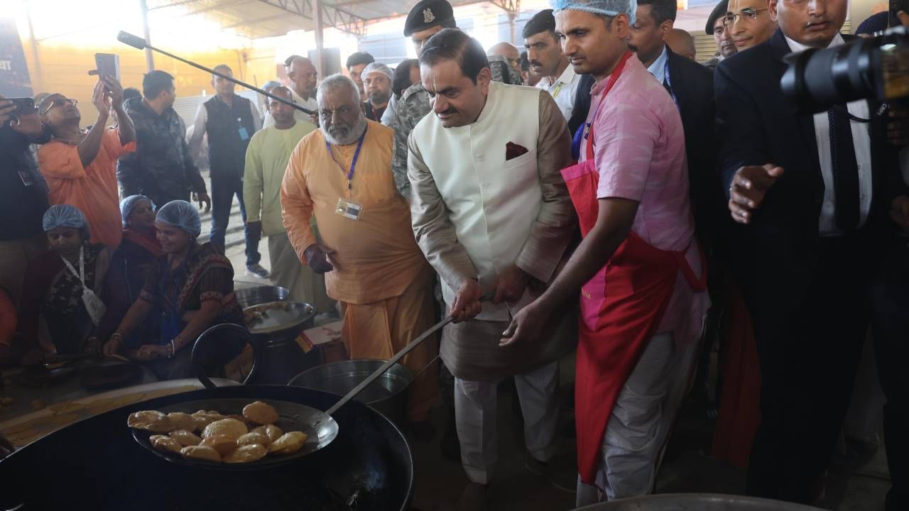 ಯುಪಿಯಲ್ಲಿ ದೊಡ್ಡ ಅವಕಾಶಗಳಿವೆ. ಇಲ್ಲಿನ ಸರ್ಕಾರ ಅಭಿವೃದ್ಧಿ ಕಾರ್ಯಗಳನ್ನು ಮಾಡುತ್ತಿದೆ. ಅದಾನಿ ಗ್ರೂಪ್​ನಿಂದ ಈ ರಾಜ್ಯಕ್ಕೆ ಕೊಡುಗೆ ಇದೆ. ಯುಪಿಯಲ್ಲಿ ಹೂಡಿಕೆ ಮಾಡಲು ತಮ್ಮ ಸಂಸ್ಥೆ ಬದ್ಧವಾಗಿದೆ ಎಂದು ಅದಾನಿ ತಿಳಿಸಿದರು.