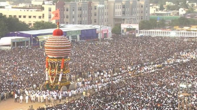 ಕೊಪ್ಪಳ ಗವಿಸಿದ್ದೇಶ್ವರನ ರಥ ಎಳೆದು ಪುನೀತರಾದ ಭಕ್ತ ಸಾಗರ: ವಿಡಿಯೋ ನೋಡಿ