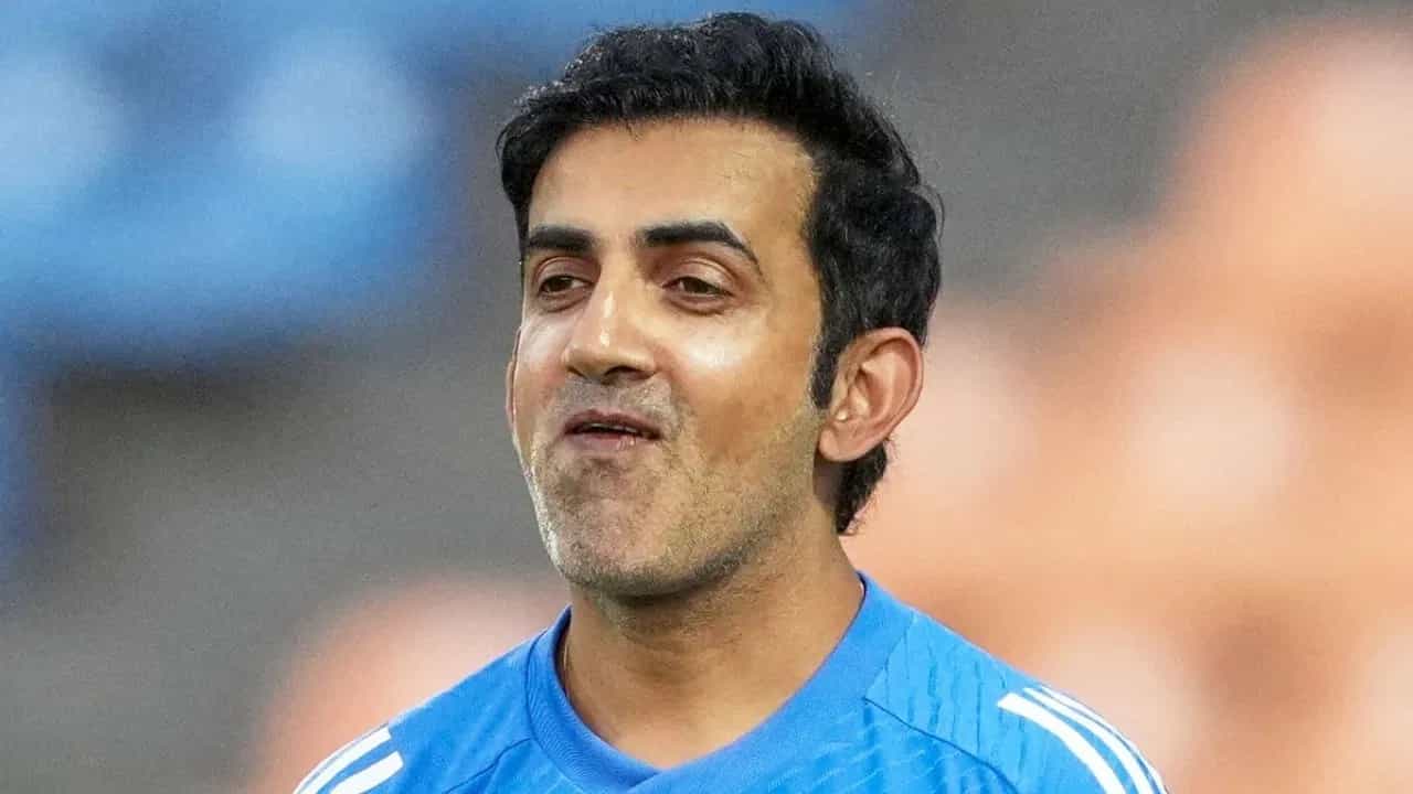 ಭಾರತ ತಂಡದ ಹೀನಾಯ ಪ್ರದರ್ಶನದ ಬೆನ್ನಲ್ಲೇ ಗೌತಮ್ ಗಂಭೀರ್ ಅವರ ಟೀಮ್ ಇಂಡಿಯಾ ಕೋಚ್ ಹುದ್ದೆಗೆ ಕಂಟಕ ಎದುರಾಗಿದೆ. ನ್ಯೂಝಿಲೆಂಡ್ ಮತ್ತು ಆಸ್ಟ್ರೇಲಿಯಾ ವಿರುದ್ಧದ ಸರಣಿ ಸೋಲಿನ ಬಳಿಕ ಗಂಭೀರ್ ಅವರ ಕೋಚಿಂಗ್ ಶೈಲಿ ವಿರುದ್ಧ ಪ್ರಶ್ನೆಗಳೆದ್ದಿದ್ದು, ಈ ಬಗ್ಗೆ ಬಿಸಿಸಿಐ ಪರಿಶೀಲನಾ ಸಭೆಯಲ್ಲೂ ಚರ್ಚೆ ನಡೆದಿದೆ.