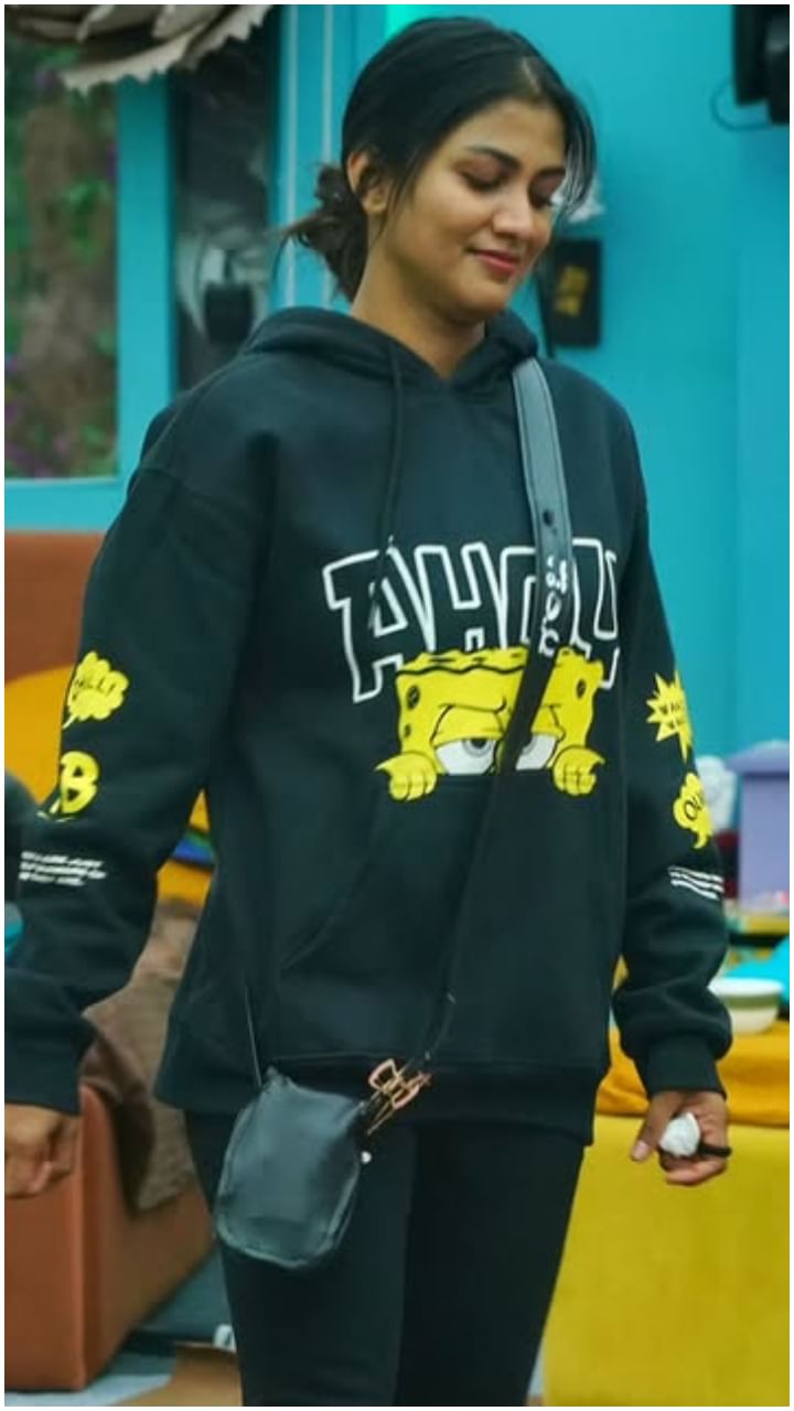 ದೊಡ್ಮನೆಯಲ್ಲಿ ಬೇರೆ ಸ್ಪರ್ಧಿಗಳ ಜತೆಯಲ್ಲಿ ಇವರು ಬೆರೆಯುತ್ತಿಲ್ಲ.