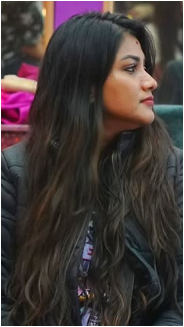 ದೊಡ್ಮನೆಯಲ್ಲಿ ಬೇರೆ ಸ್ಪರ್ಧಿಗಳ ಜತೆಯಲ್ಲಿ ಇವರು ಬೆರೆಯುತ್ತಿಲ್ಲ.